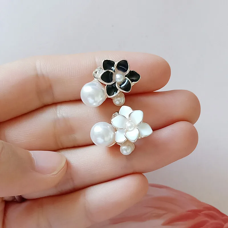 Искусственный жемчуг из металлического сплава эмаль черные и белые цветы