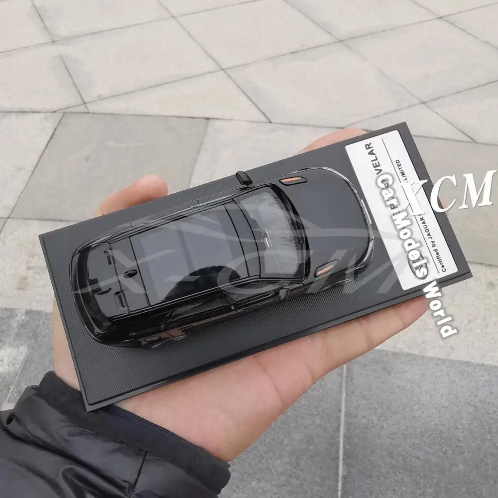 Литая под давлением модель автомобиля для LCD моделей Velar 1:43 (черный) + маленький