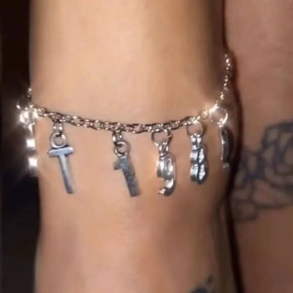 

Custom Metal Letters EST 1989 Date Number Ankle Brcelets for Couple DIY 2021 Birth Year Pendant Ankle Foot Chain Leg Bracelet