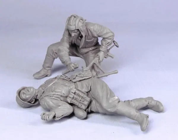 Новинка в разобранном виде 1/35 древних ранения Экипаж включает 2 пехотинца летние