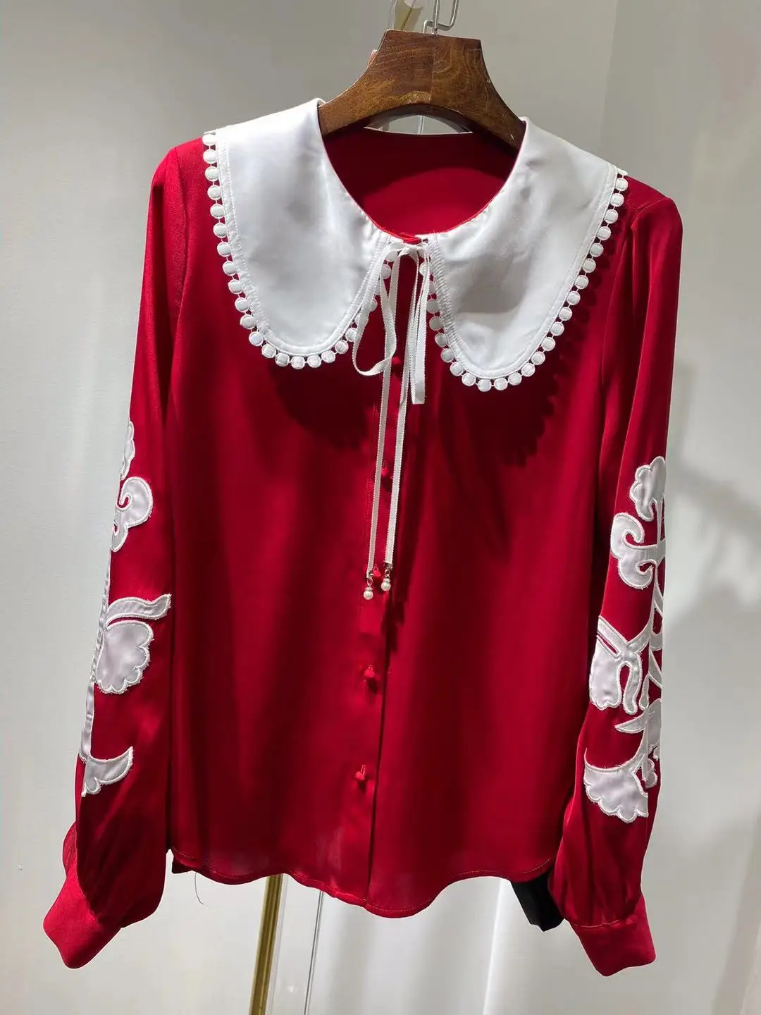 

High Quality 100% TWILL SILK Shirts 2021 Spring Runway Fashion Embroidery Office Ladies Party Elegant Black / Red Blouse