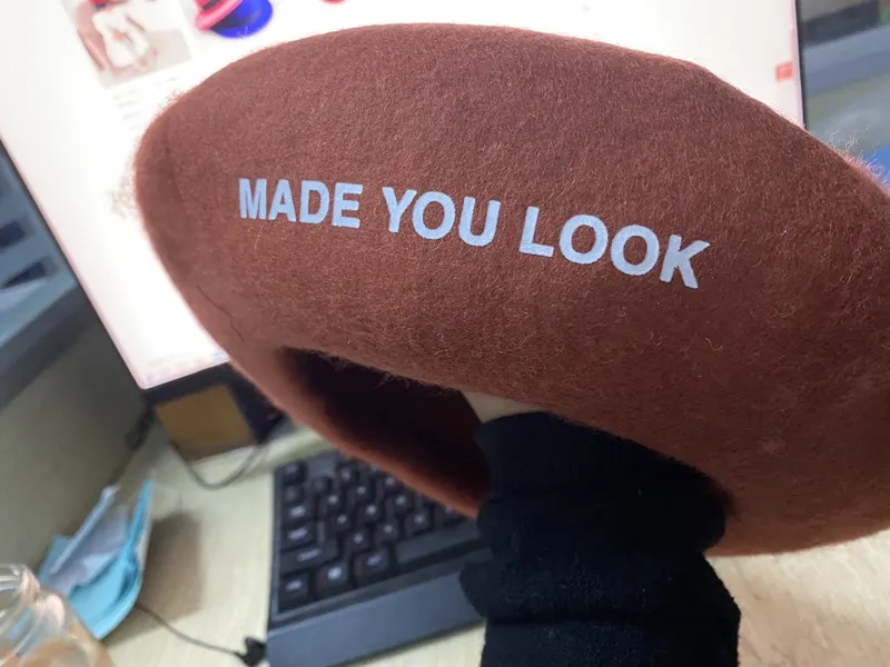 Женские зимние облегающие шапки милые однотонные с надписью на заказ оптовая