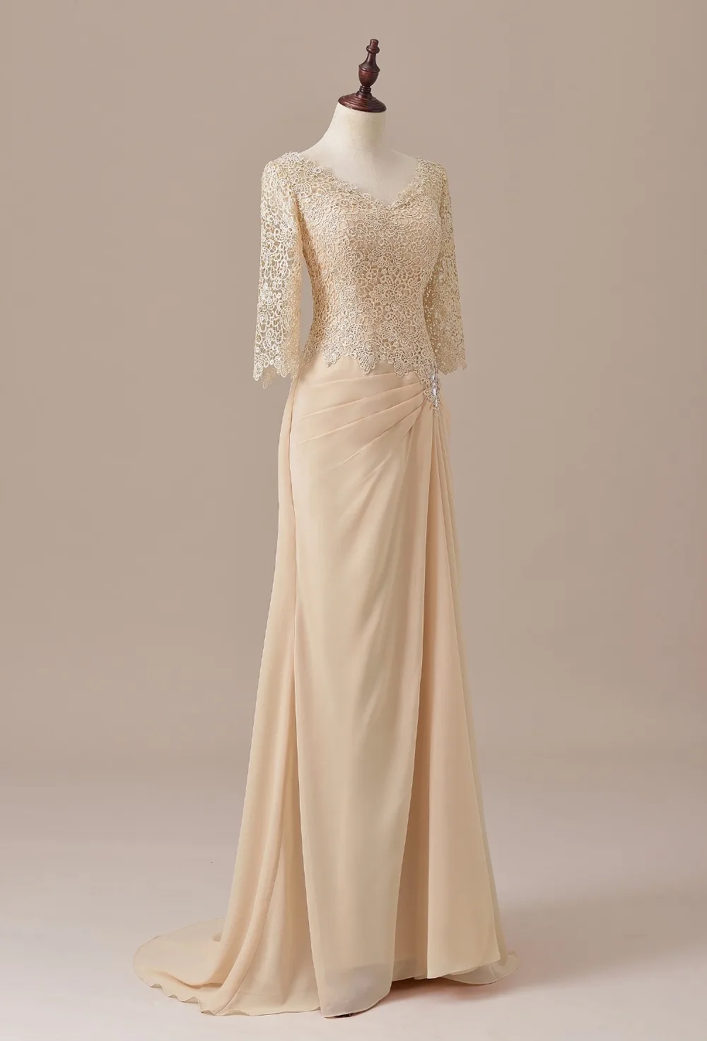 Элегантное платье с рукавами три четверти кружевное для матери невесты длинное