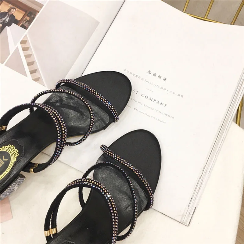 Босоножки на низком массивном каблуке женские шлепанцы слинбэки модельные туфли