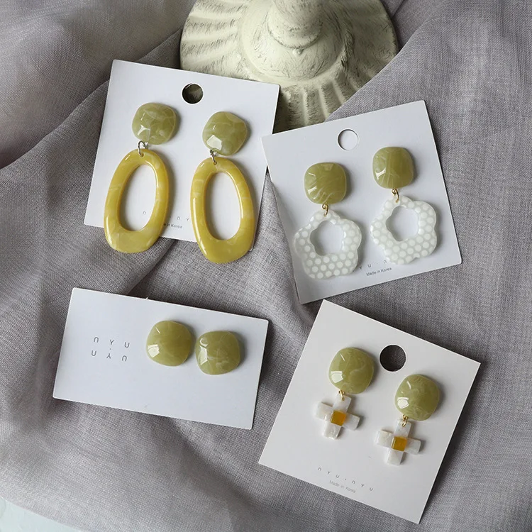 

2021 new olive green pedigree personality exaggerated ear jewelry retro port style long style shopping earrings ear clip female