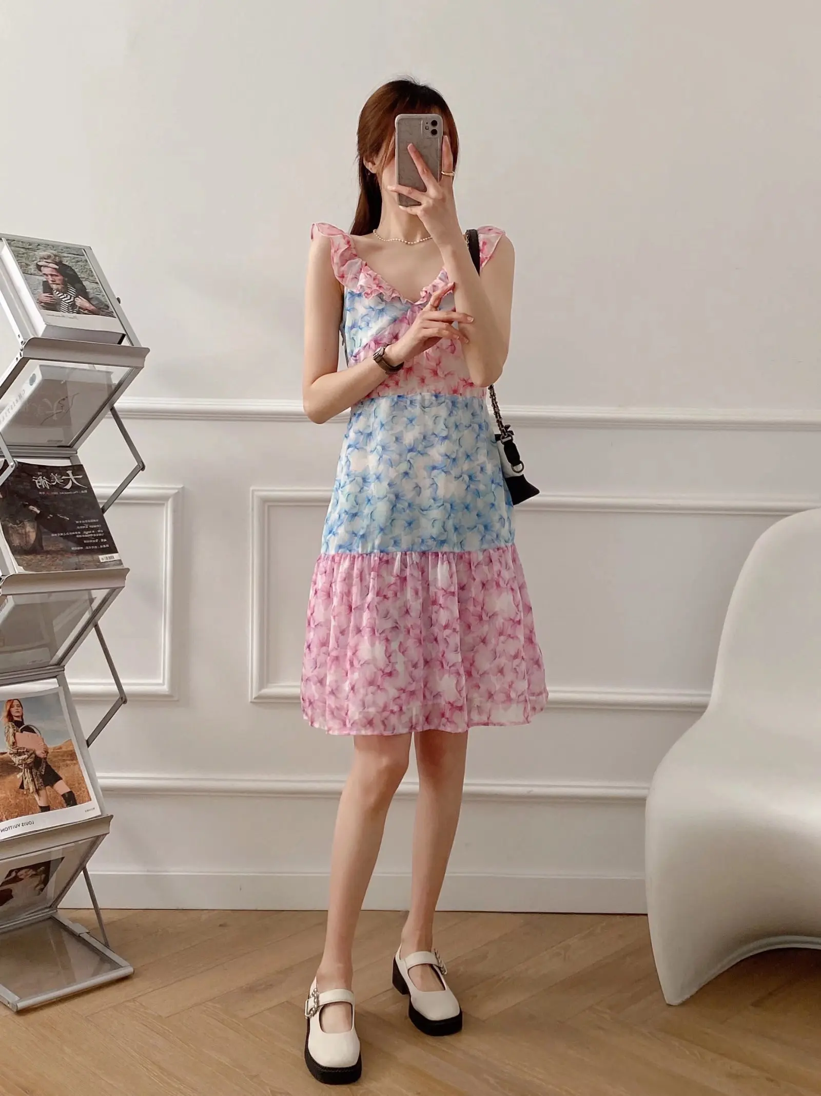 Женское платье-мини с цветочным принтом V-образным вырезом