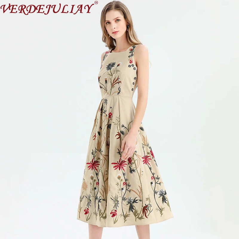 Платье миди женское демисезонное на тонких бретельках с цветочной