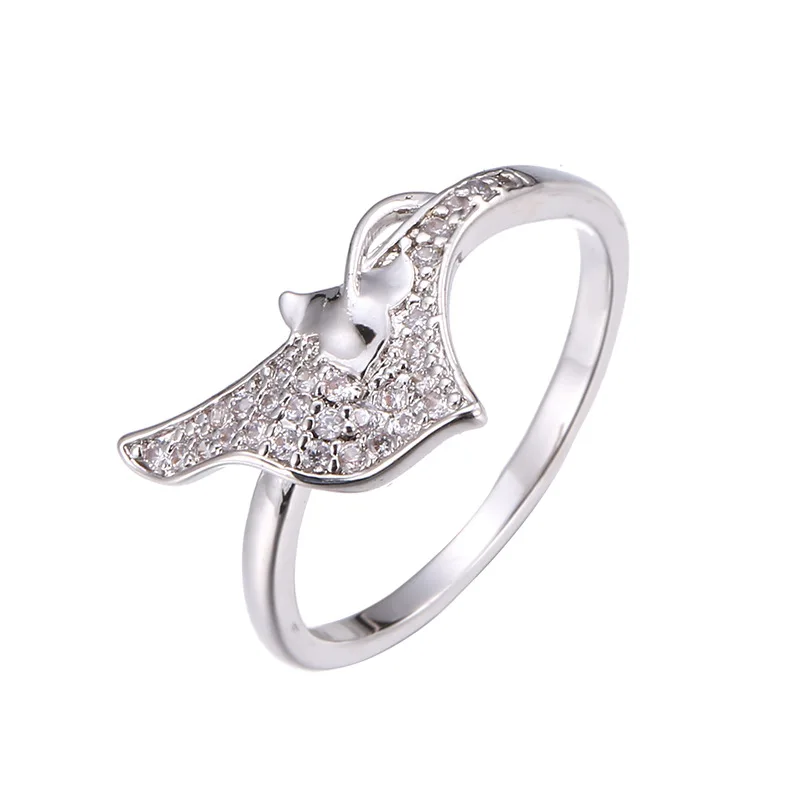 Женское кольцо с микро инкрустацией белым кубическим цирконием Кленовым листом