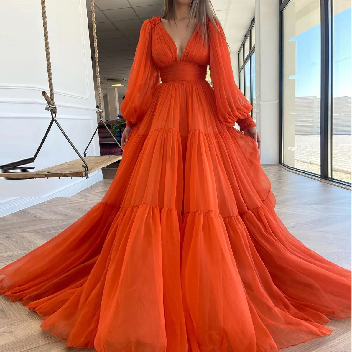 

Вечернее платье с пышным глубоким V-образным вырезом