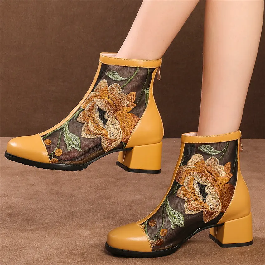 Женские туфли-лодочки из воловьей кожи на неровном каблуке с кружевной вышивкой |