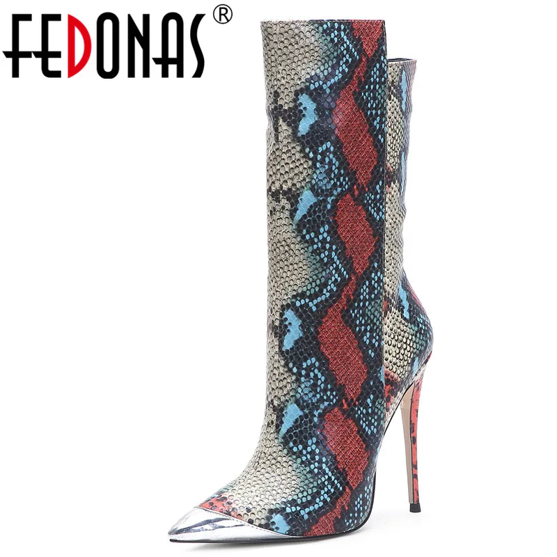 Женские сапоги до середины икры FEDONAS черные из синтетической кожи с принтом