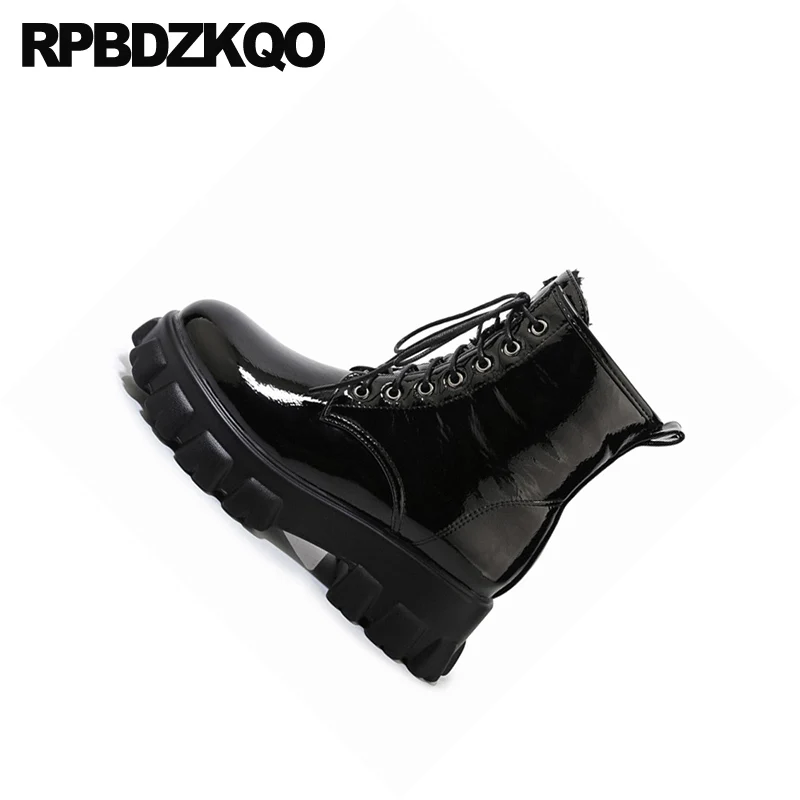 На платформе с помпоном в виде Маффин на не сужающемся книзу массивном размера