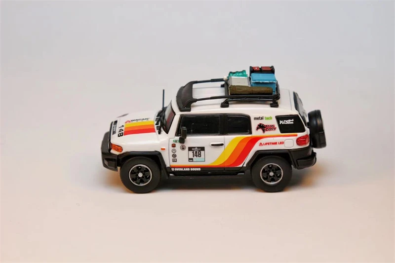 Уличное оружие 1:64 TOYOTA FJ Cruiser белый с аксессуарами литая модель