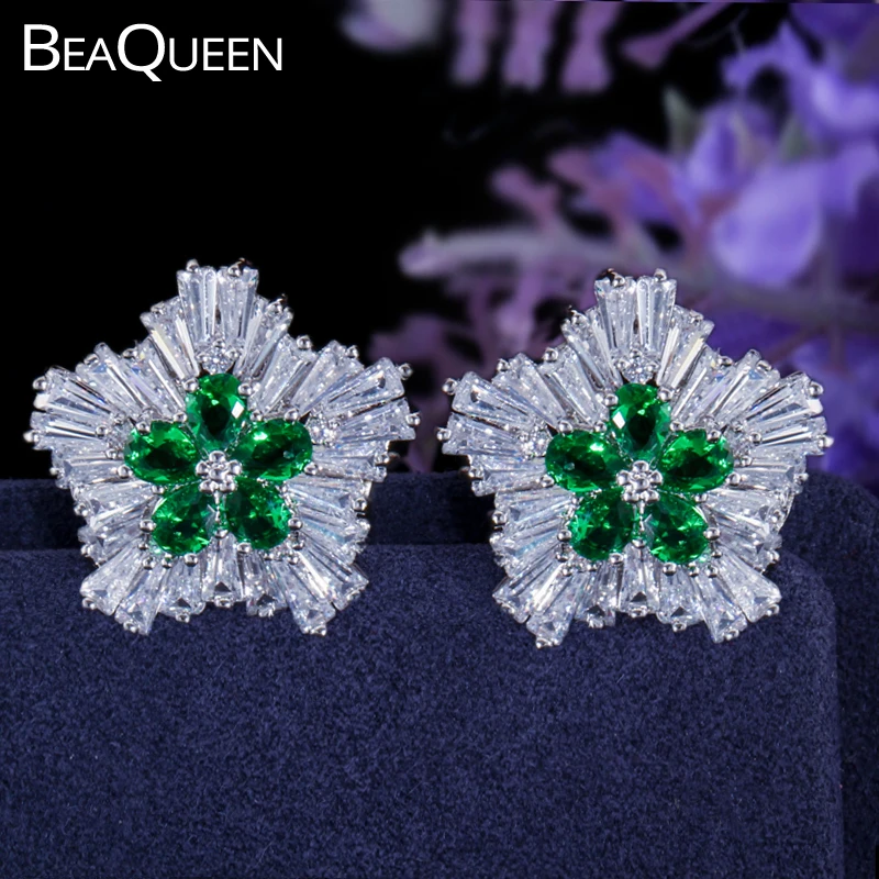 Женские серьги гвоздики BeaQueen красивые блестящие с фианитом зеленого цвета