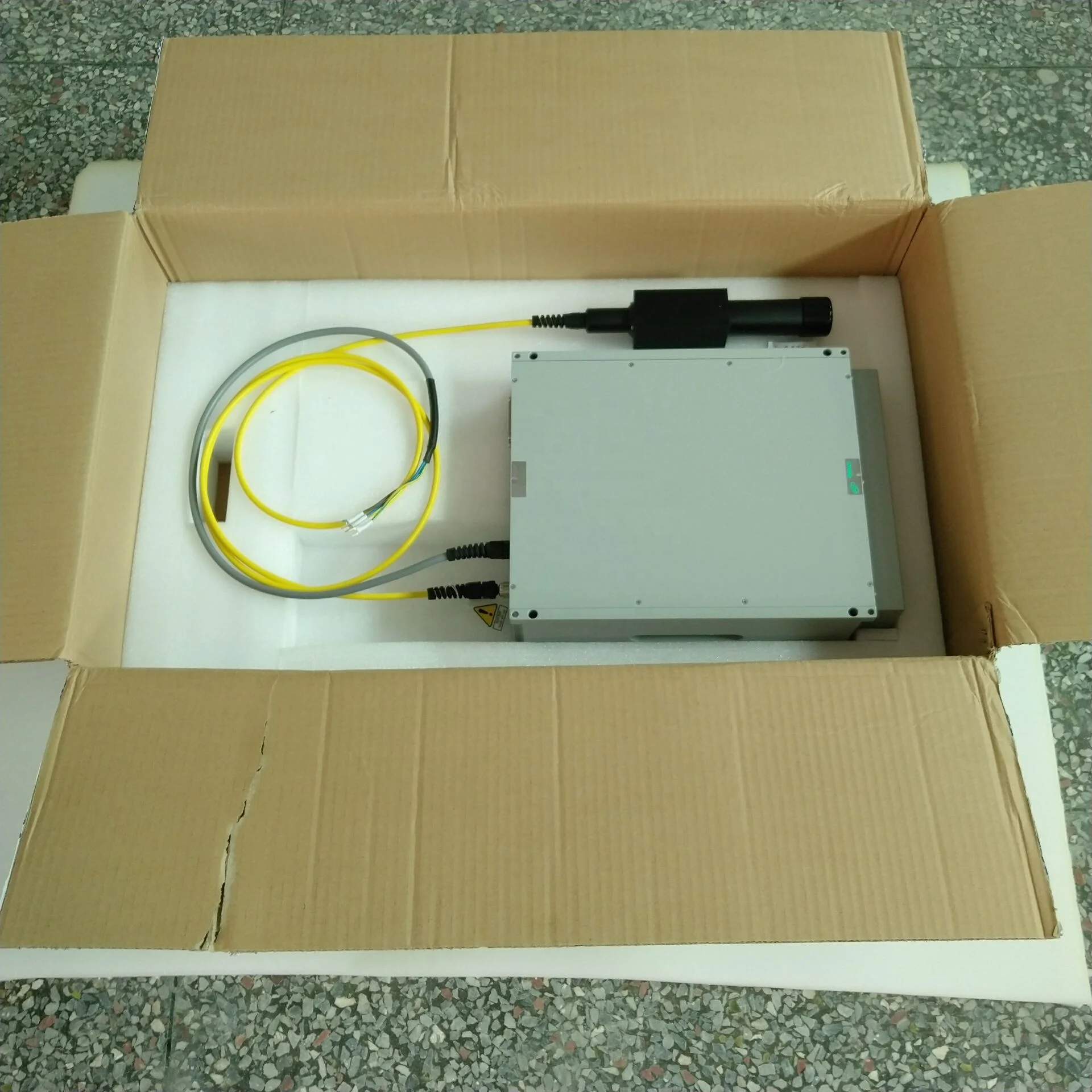 Оптоволоконный лазерный источник Raycus мощностью 30 Вт импульсный оптоволоконный с