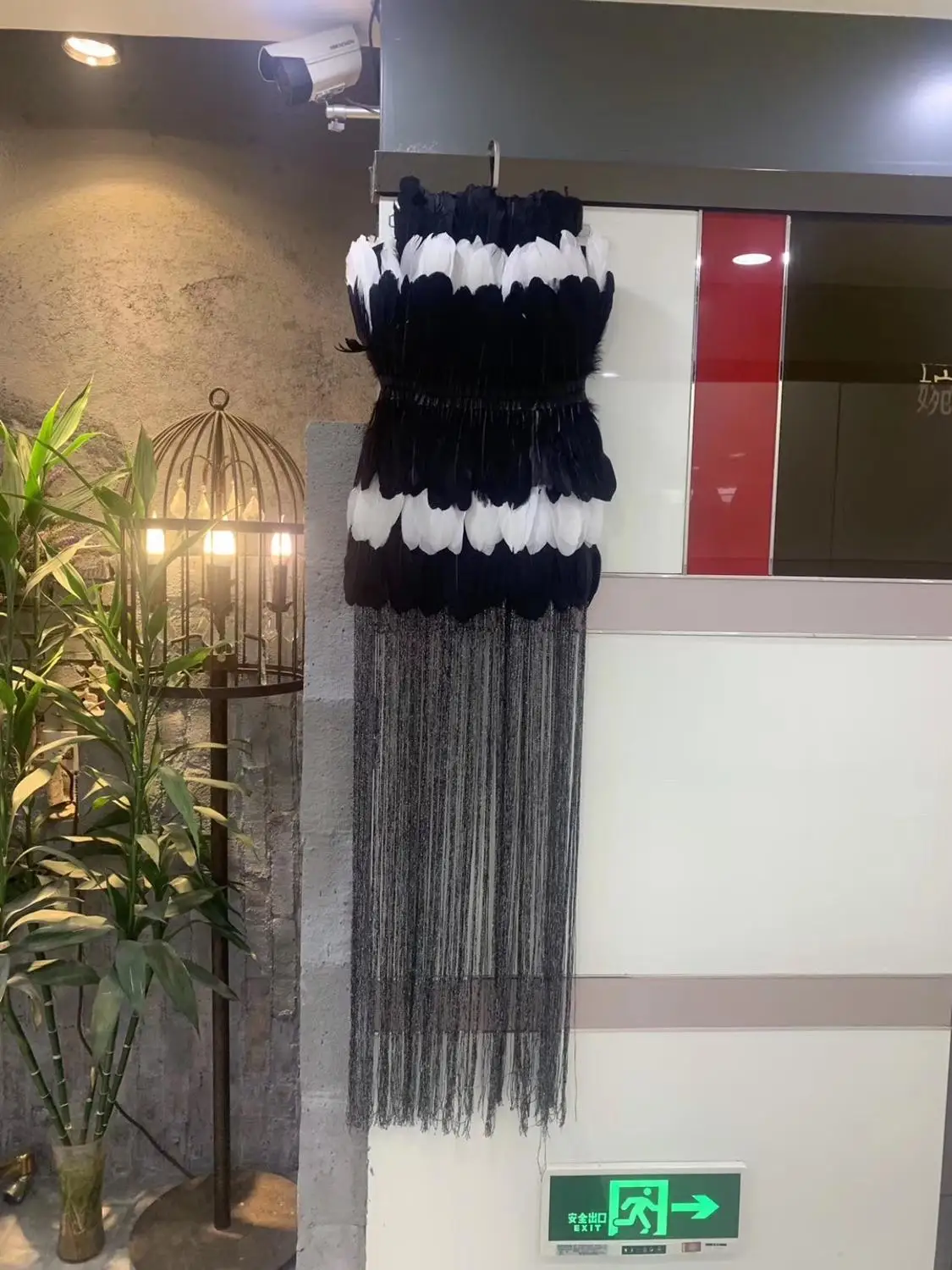 Женское летнее платье без бретелек элегантное вечернее с кисточками для