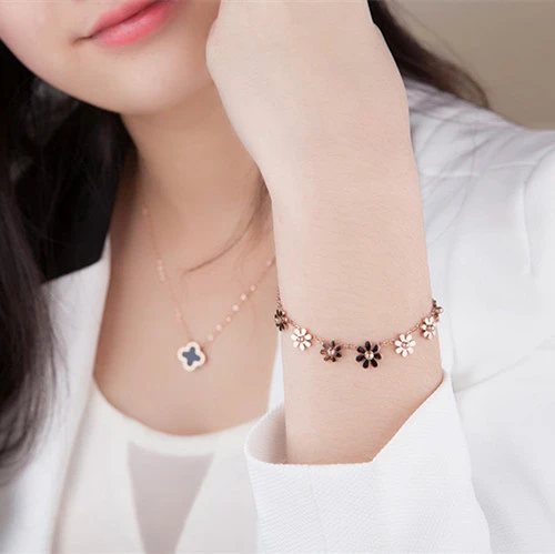 

TOSOKO Stainless Steel Small Fresh Daisy Bracelet For Female Flowers Chain Lovely Jewelry For Female BSE023