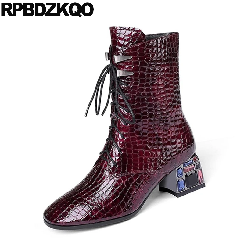 Женские ботильоны со змеиным принтом винно красные ботинки на шнуровке стразами