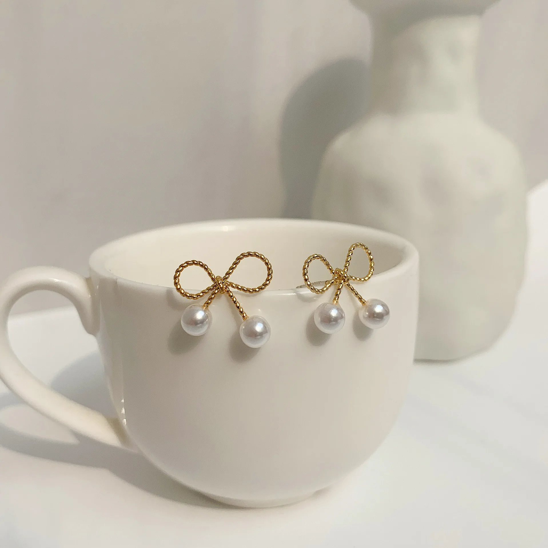 

2021 new earings fashion jewelry simple trend female small sweet pearl bow earrings female Hoop earrings