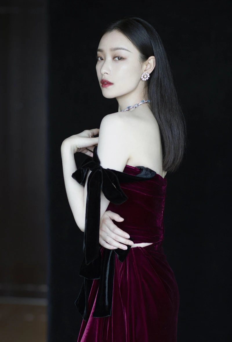 Длинное осенне-весеннее винтажное приталенное вельветовое платье на шнуровке