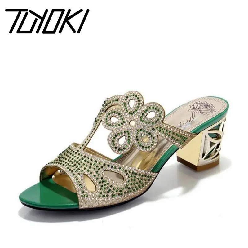 

Tuyoki женские босоножки приятные; Повседневные; Удобная летняя обувь с цветочным принтом; Пикантные туфли с украшениями в виде кристаллов, же...