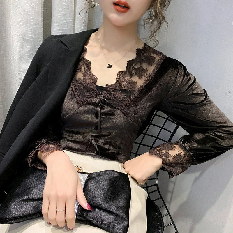 

Женская короткая блузка с V-образным вырезом и кружевом