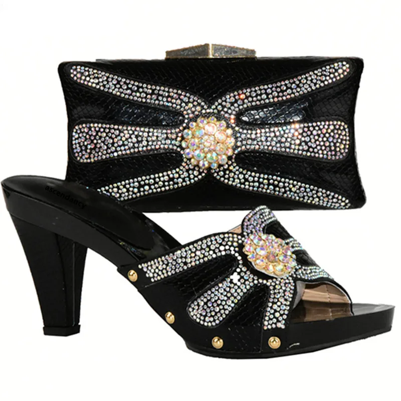 Новейший итальянский комплект из обуви и сумки серебристого цвета украшенный