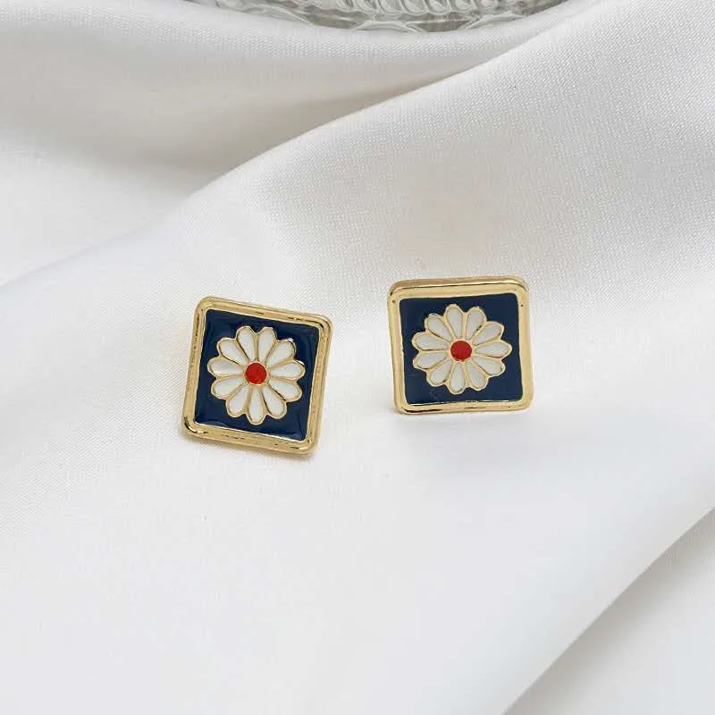 

Classical Vintage Stub Earrings For Women Enamel Small Daisy Flowers Geometric Circle Earring Jewelry Girls Party Gift Wholesale