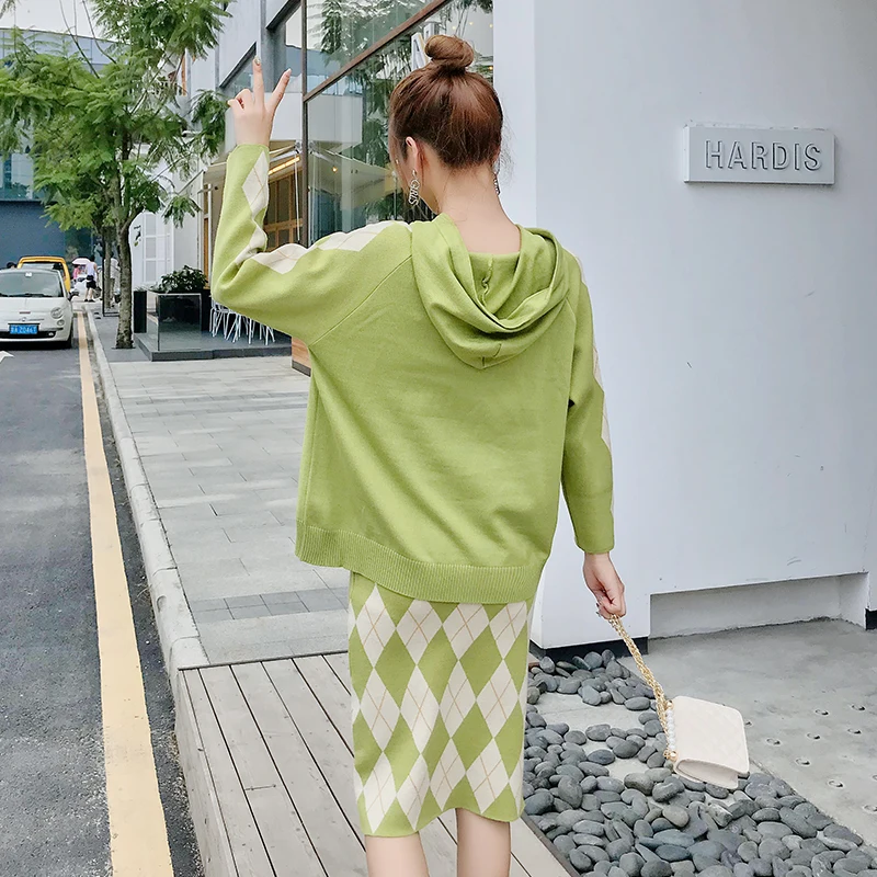 Зеленый трикотажный свитер с капюшоном повседневная юбка новинка 2020 костюм