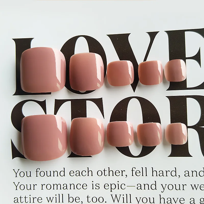 Накладные ногти телесного и розового цвета короткие накладные плоской формы