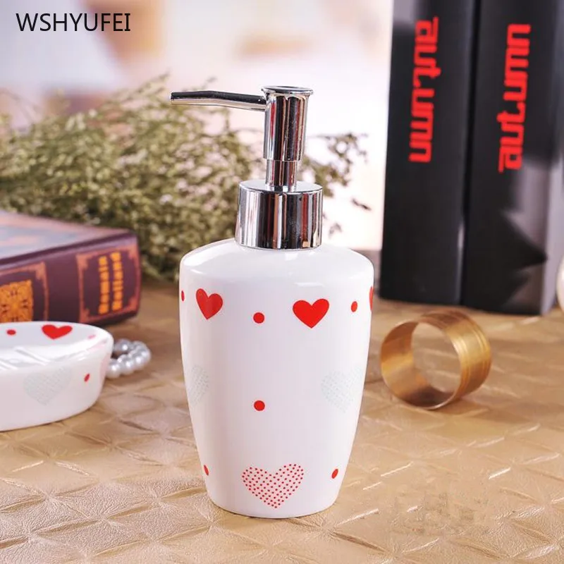 

Ceramic Heart Bathroom Accessories Set Washing Tools Mouthwash Cup Soap Toothbrush Holder Household Supplies Couple Cup Gift