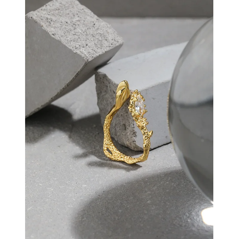 

Серьги-клипсы женские из серебра 925 пробы в виде змеи с микро-инкрустацией из циркония