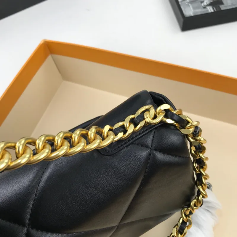 

The new 2021 handbag envelope bag is a luxury designer shoulder bag for women with a top-quality cross-body bag purse