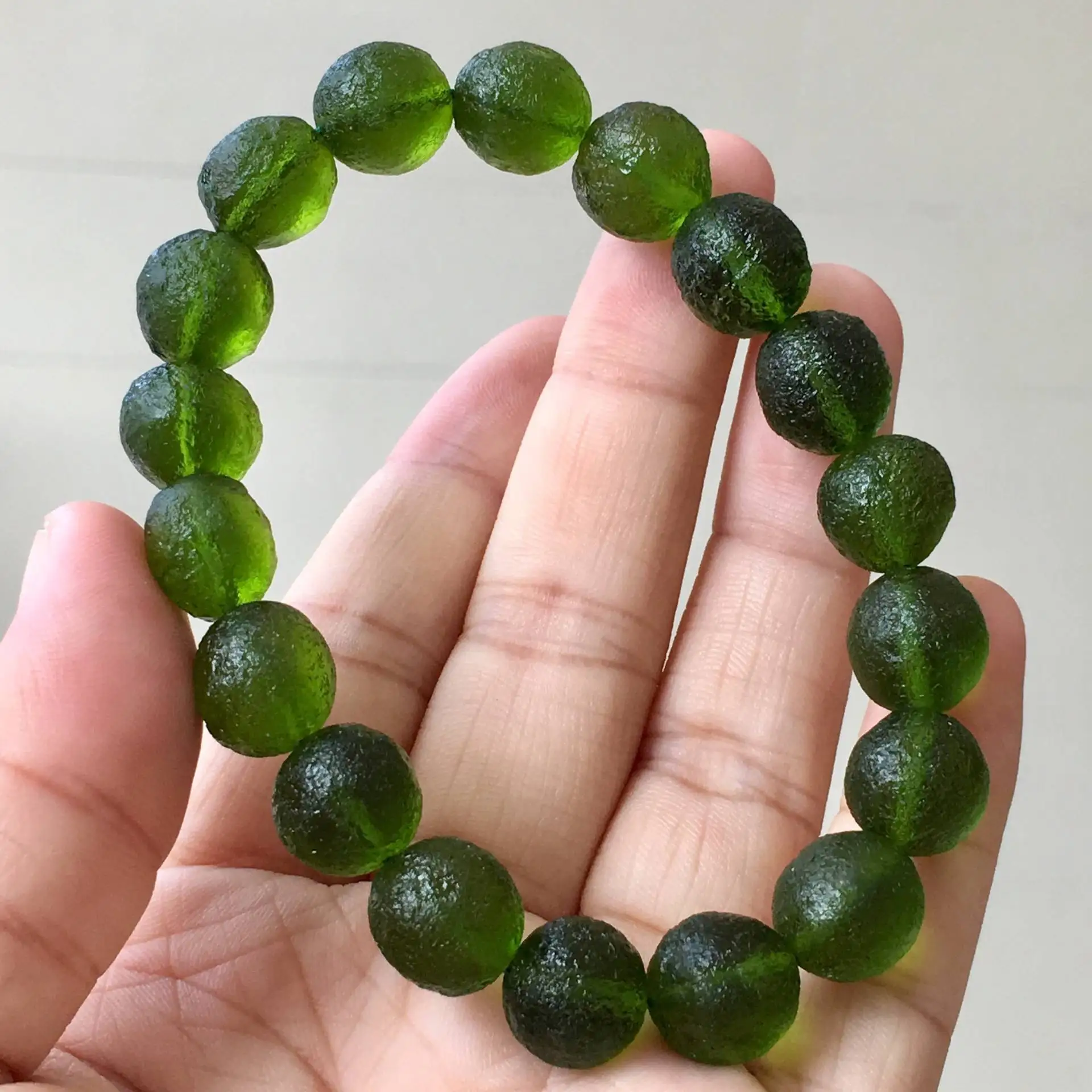 

Стеклянный браслет Moldavite из чешского метеорита, 9-10 мм, Натуральный Необработанный камень, Хрустальный энергетический камень