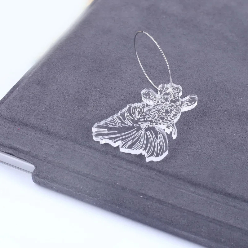 Акриловые прозрачные серьги в виде капли золотой рыбки простой дизайн