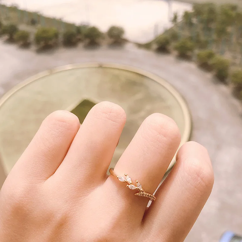 Женское свадебное кольцо с фианитом дизайнерское кристаллами в виде листьев