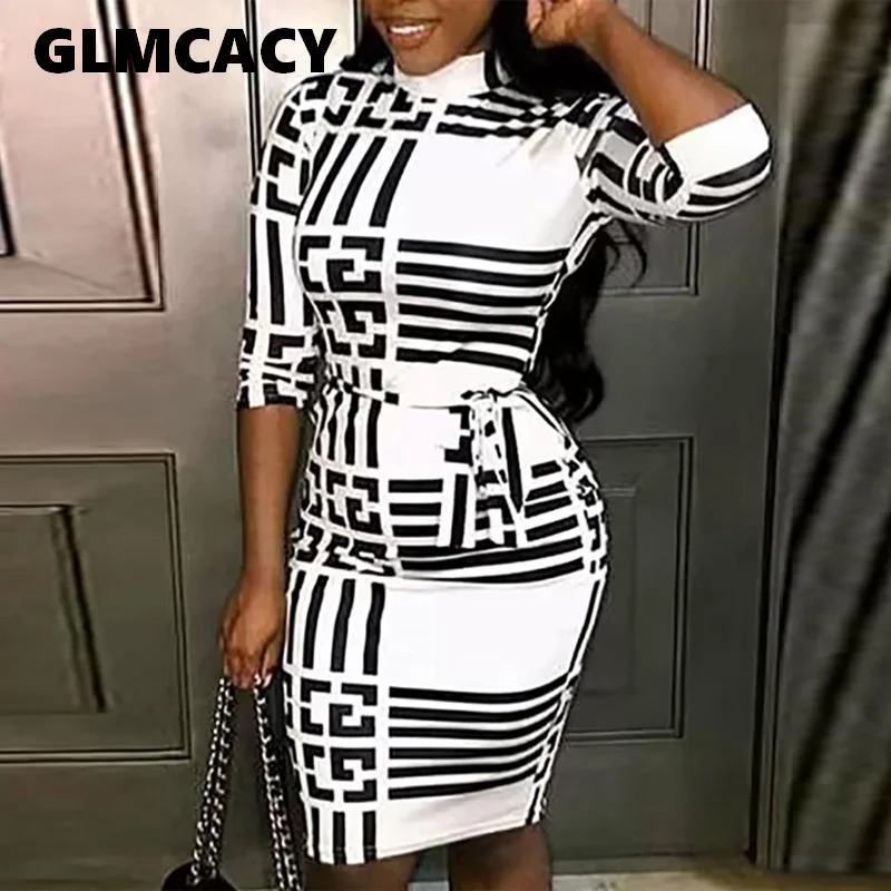 Женское платье в полоску с цветными вставками облегающее средней длины рукавом