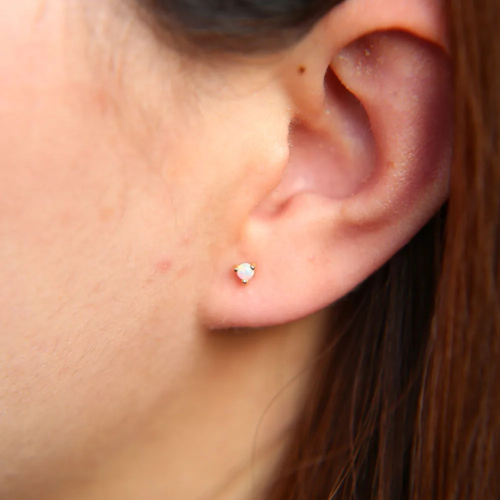 Женские маленькие серьги гвоздики из серебра 925 пробы с белым и голубым огненным