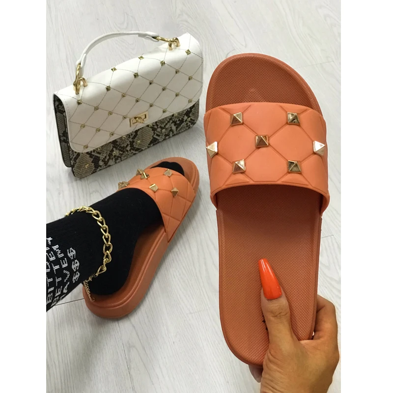 

Летние однотонные женские сандалии на плоской подошве, модные шлепанцы с открытым носком и заклепками, женская обувь для улицы