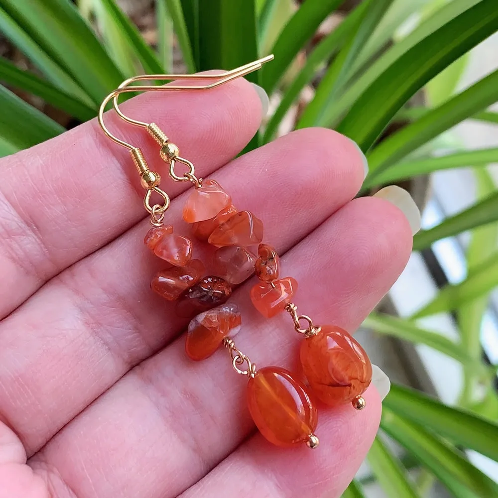 Женские серьги-подвески с натуральным кристаллом в виде сердолика - купить по