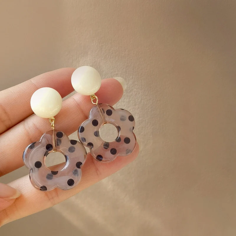 

Корейские полимерные черные серьги в горошек, цветок, клипса на милое акриловое кольцо с отверстиями, фотоэлемент, без пирсинга для женщин