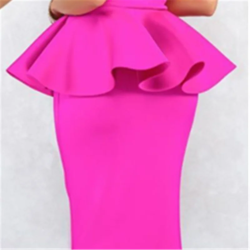 Женское зеленое облегающее платье пепельного цвета с открытыми плечами