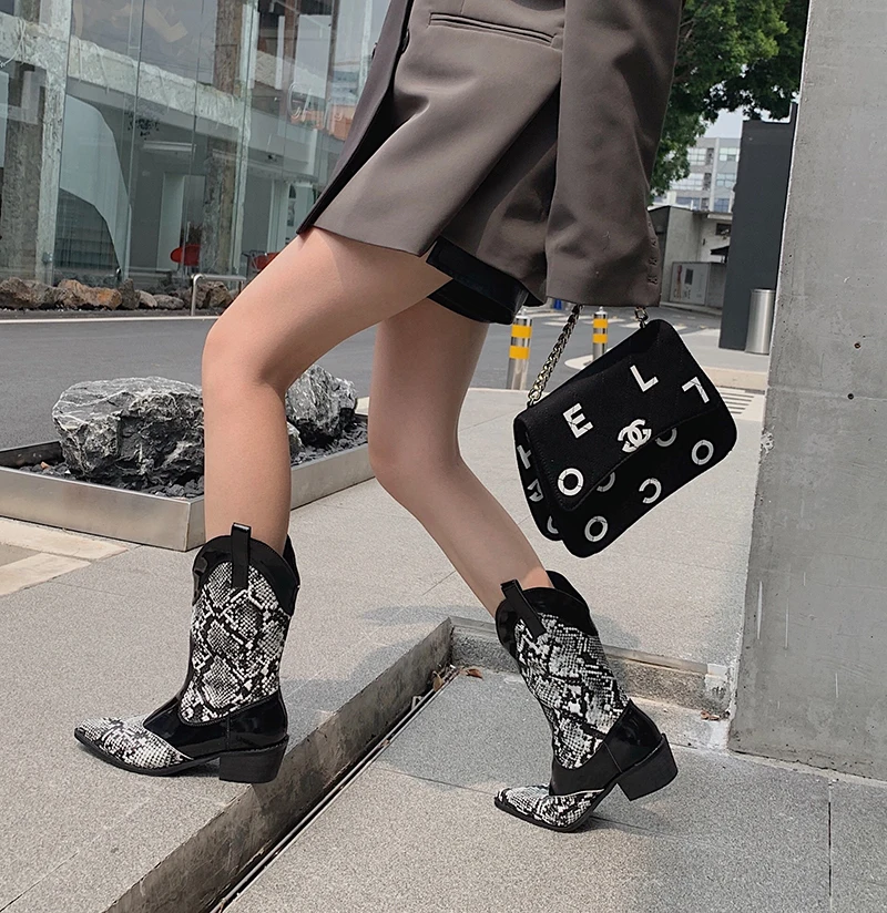 Женские ковбойские ботинки со змеиным принтом с острым носком на толстом среднем