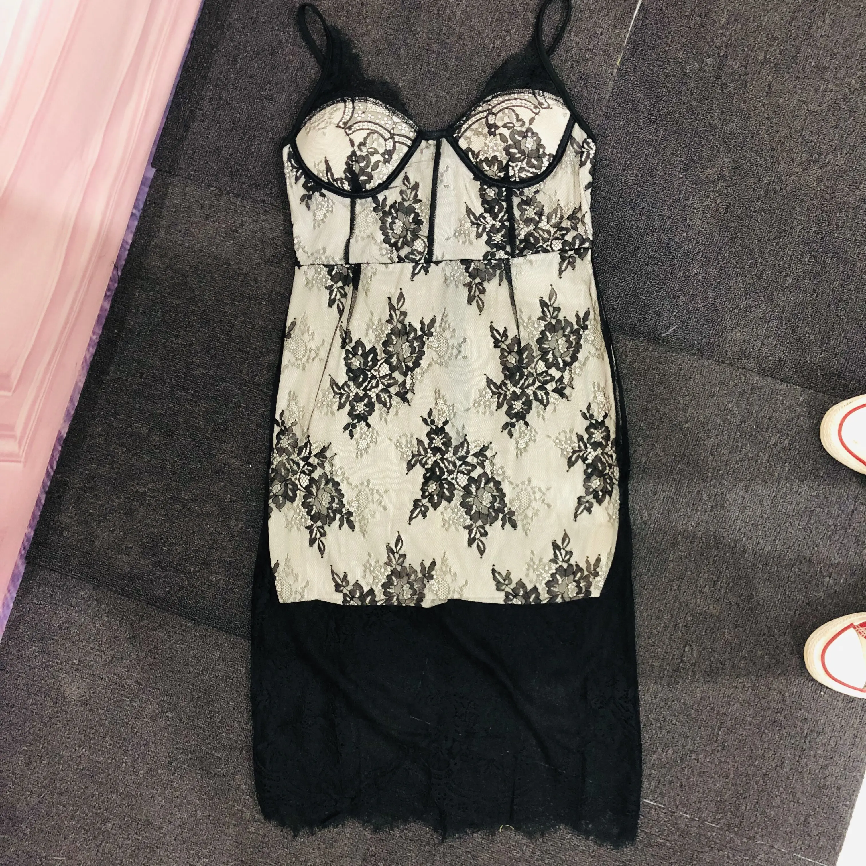 Женское облегающее платье сексуальное черное кружевное на тонких бретельках с