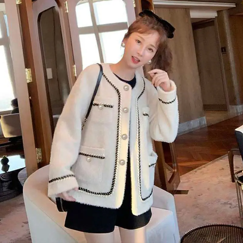 

2021 Winter Warm Mink Fleece Loose Coats Women Fashion Elegant Embroidery Soft Jacket Black Office Lady Pearl Buttons Short Coat