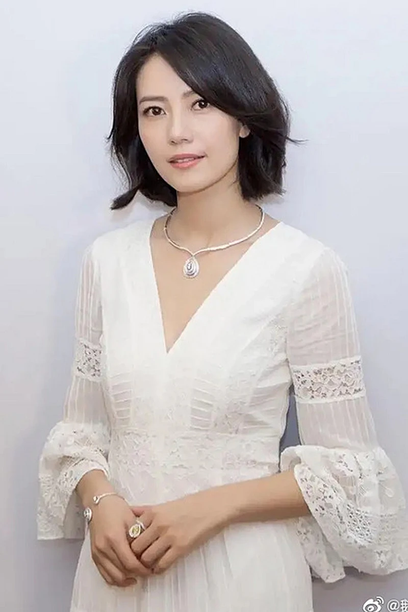 

Runway High Quality 2020 Summer Novelty Women Party Casual Elegant Gentle woman Water Soluble Lace Sexy V Neck White Midi Dress