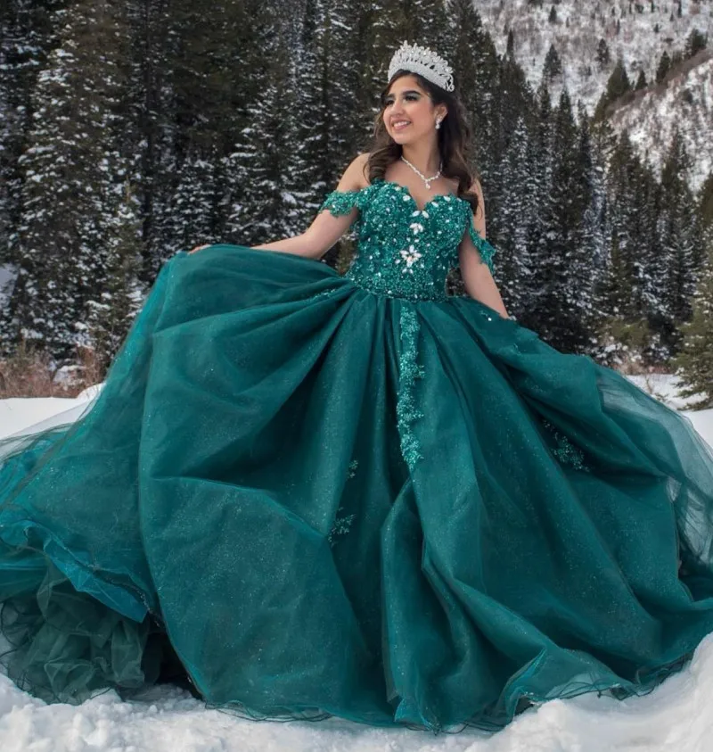 

Темно-зеленое платье Quinceanera с открытыми плечами и кристаллами аппликации для сердечек vestidos de 15 лет наряды для конкурса 2021 года со шлейфом