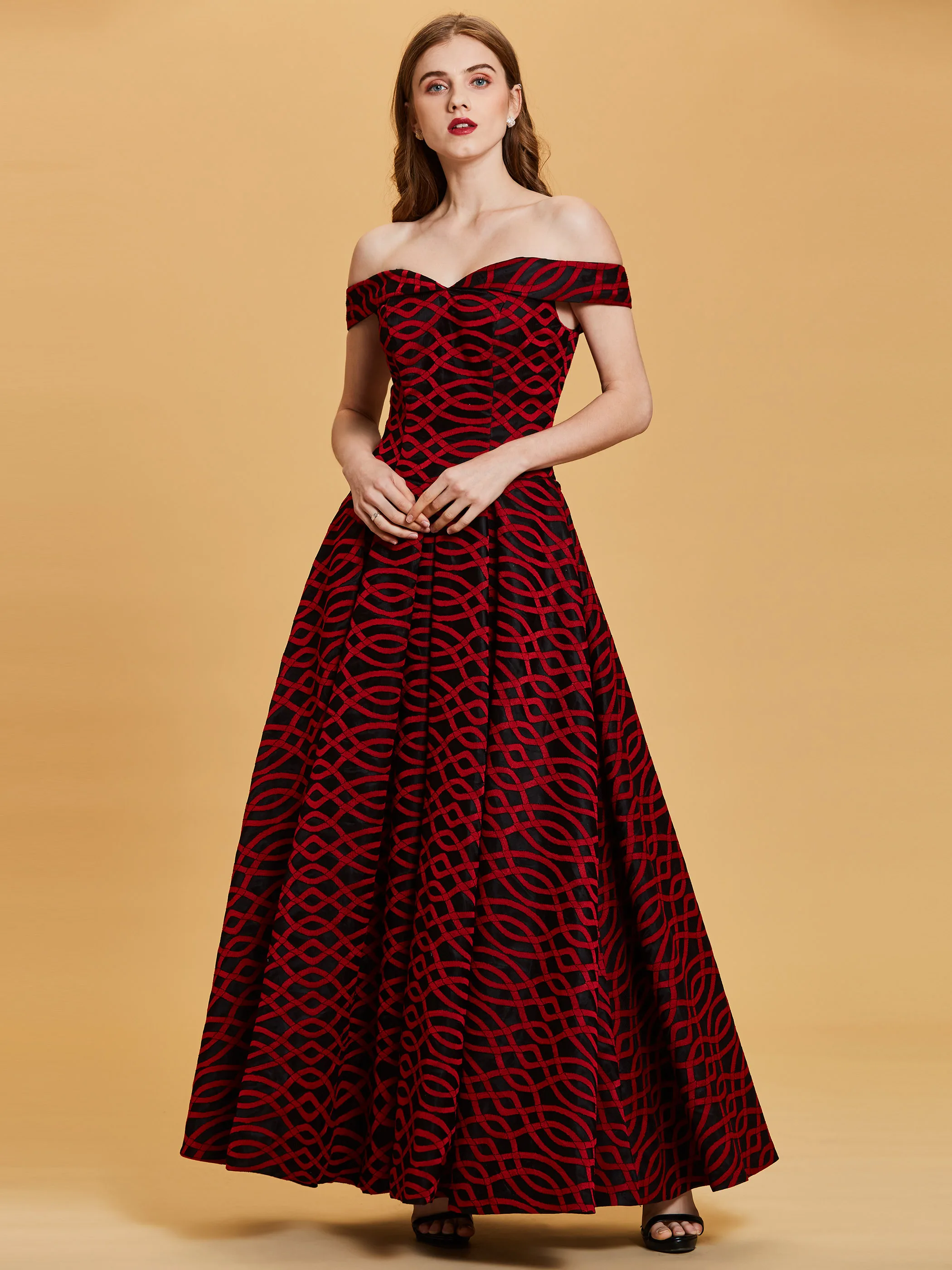 Женское длинное вечернее платье на молнии с открытыми плечами красные