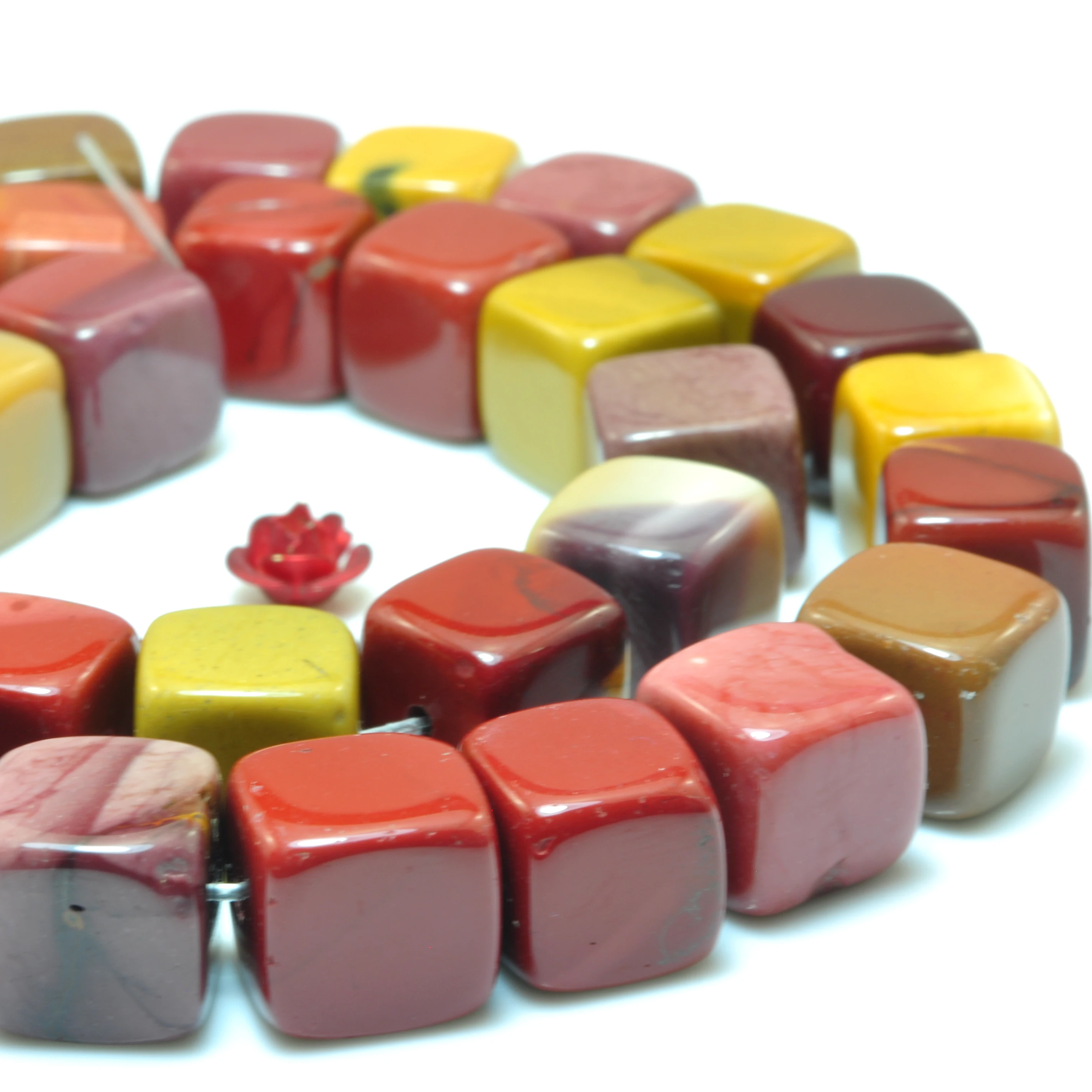 Натуральный мукаит гладкий куб свободные бусины оптовая продажа