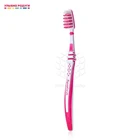 Зубная щетка Aquafresh In-between Clean средней жесткости